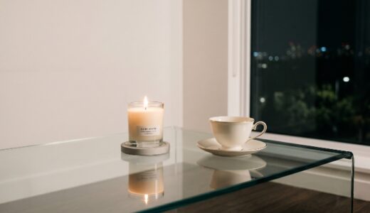 家族を想う温かい食卓が、小さなキャンドルを灯す夜の余白を隠してしまう理由
